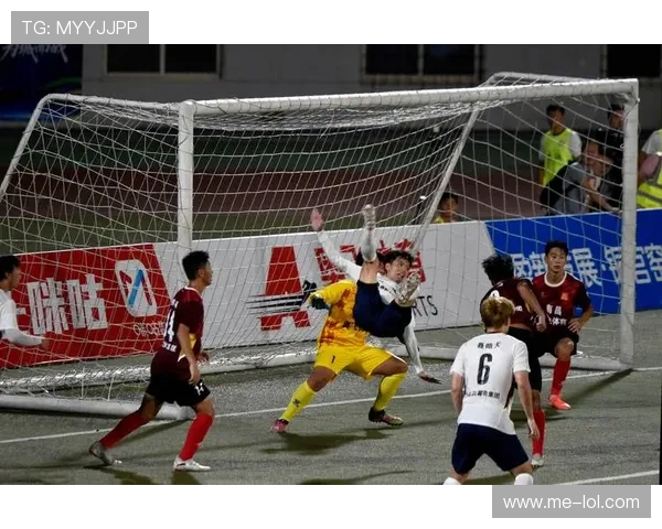 足球巨星魅力全解：从球场荣耀到个人生活的全面解析