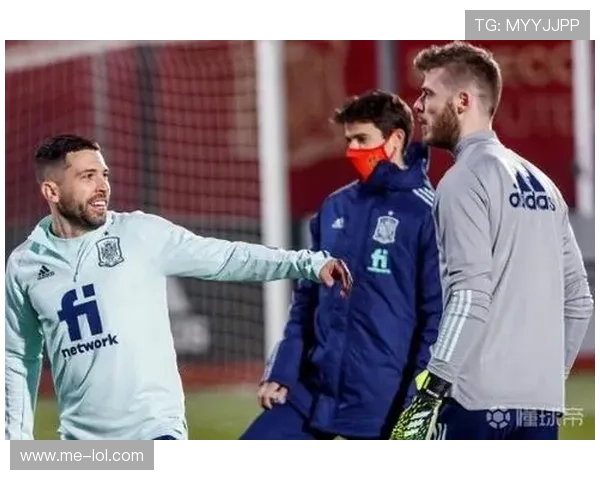 足球巨星穿着专属球衣炫技挑战，赛场内外尽显王者风范