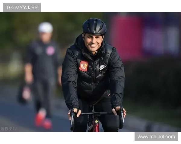 足球明星挑战骑行极限 展现速度与技巧的精彩瞬间