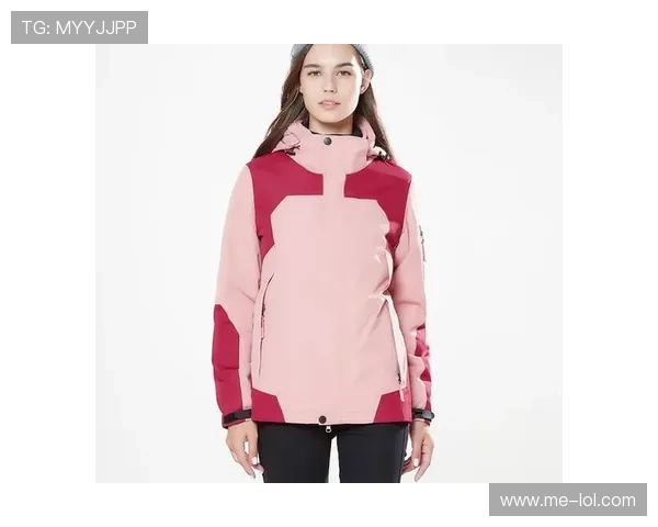 足球球星时尚穿搭潮流解析 女士冲锋衣搭配新风尚